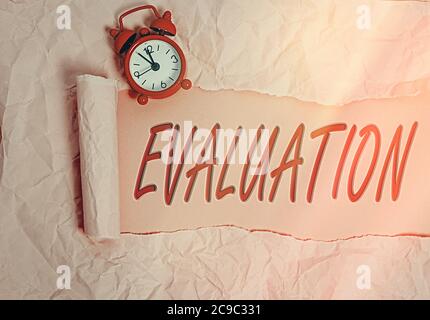 Textauswertung für das Schreiben von Wörtern. Business-Foto zeigt die Herstellung von Urteil über die Menge oder den Wert von etwas gerollt zerrissenen Karton pla Stockfoto