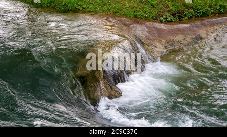 Wasserschwelle auf dem Rafting-Kanal Stockfoto