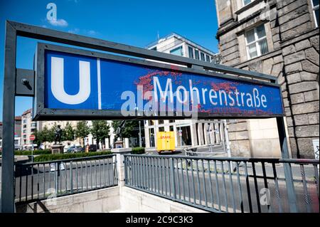 Berlin, Deutschland. Juli 2020. Das Eingangsschild der U-Bahnstation Mohrenstraße. Bundesjustizminister Lambrecht unterstützt die Umbenennung der Berliner Mohrenstraße. Quelle: Fabian Sommer/dpa/ZB/dpa/Alamy Live News Stockfoto