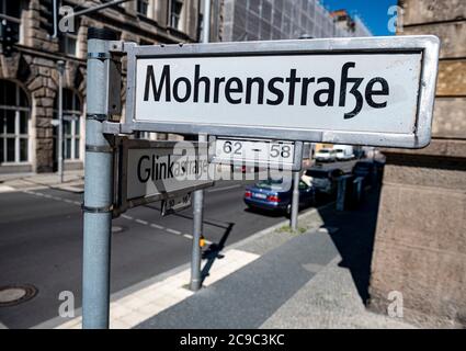 Berlin, Deutschland. Juli 2020. Das Straßenschild der Mohrenstraße an der Kreuzung zur Glinkastraße. Bundesjustizminister Lambrecht unterstützt die Umbenennung der Berliner Mohrenstraße. Quelle: Fabian Sommer/dpa/ZB/dpa/Alamy Live News Stockfoto