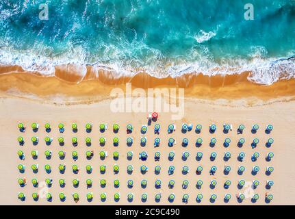 Tropischer Strand mit bunten Sonnenschirmen. Bild mit Drohne! Stockfoto