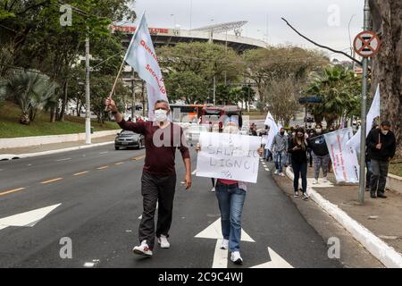 Sao Paulo, Brasilien. Juli 2020. Lehrer protestieren gegen die Rückkehr zu Präsenzklassen in Sao Paolo, die Gruppe versucht, den Palast der Regierung von São Paulo zu erreichen, aber wurde von der Polizei verhindert, in der Nachbarschaft von Morumbi. (Foto: Thiago Bernardes/Pacific Press) Quelle: Pacific Press Media Production Corp./Alamy Live News Stockfoto