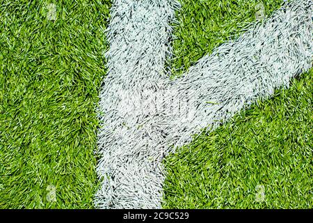 Weiße Markierungen auf einem Fußballplatz. Stockfoto