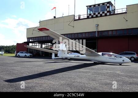 Segelflugzeug steht auf der Landebahn des Grases-Flughafens, am Flughafen Pociunu, Litauen Stockfoto