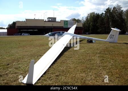 Segelflugzeug steht auf der Landebahn des Grases-Flughafens, am Flughafen Pociunu, Litauen Stockfoto