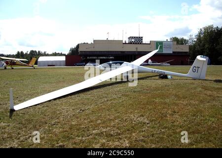 Segelflugzeug steht auf der Landebahn des Grases-Flughafens, am Flughafen Pociunu, Litauen Stockfoto