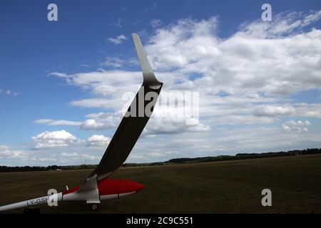 Segelflugzeug steht auf der Landebahn des Grases-Flughafens, am Flughafen Pociunu, Litauen Stockfoto
