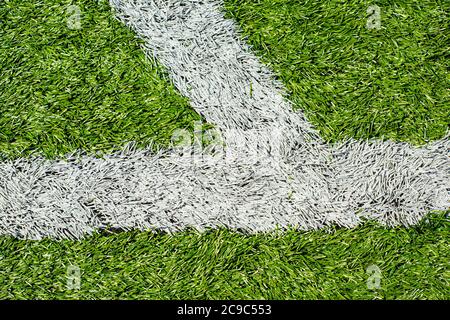 Weiße Markierungen auf einem Fußballfeld. Stockfoto