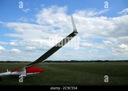 Segelflugzeug steht auf der Landebahn des Grases-Flughafens, am Flughafen Pociunu, Litauen Stockfoto