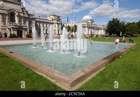 Brunnen und Flaggen vor dem National Museum of Wales, rechts, und Rathaus, Cardiff, South Wales, Großbritannien. 10/04 Stockfoto