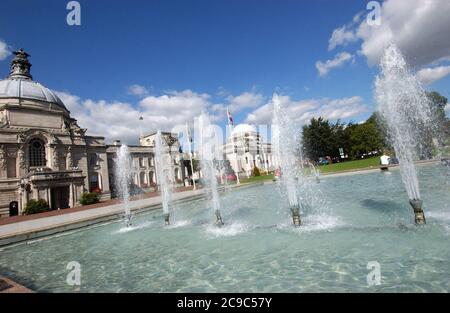 Brunnen und Flaggen vor dem National Museum of Wales, rechts, und Rathaus, links, Cardiff, South Wales, Großbritannien. 10/04 Stockfoto