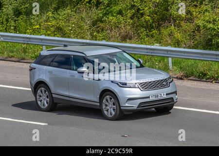 2019 Silver Indus Silver Metallic Land Rover Range Rover Velar D300 R-Dynamic SE; Fahrzeuge, die Fahrzeuge auf britischen Straßen fahren, Motoren, Autofahren auf der Autobahn M6. Stockfoto