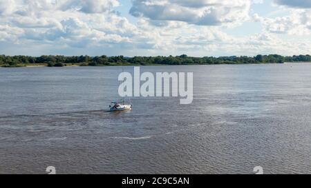 Hamburg, Deutschland. Juli 2020. Ein Segelboot segelt auf dem Fairway vor der Elbinsel Neßsand (Luftaufnahme mit Drohne). Quelle: Jonas Walzberg/dpa/Alamy Live News Stockfoto