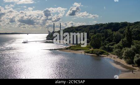 Hamburg, Deutschland. Juli 2020. Die Menschen laufen in Rissen am Elbestrand entlang, während sich die Sonne auf dem Wasser spiegelt (Luftaufnahme mit Drohne). Quelle: Jonas Walzberg/dpa/Alamy Live News Stockfoto