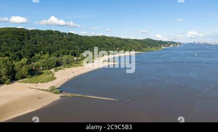 Hamburg, Deutschland. Juli 2020. Menschen, die in Rissen am Elbstrand spazieren oder liegen (Luftaufnahme mit Drohne). Quelle: Jonas Walzberg/dpa/Alamy Live News Stockfoto