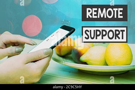 Handschriftsentext Remote-Unterstützung. Konzeptionelle Foto Art von sicheren Service, der Vertreter erlaubt, moderne Gadgets mit weißem Display Scre helfen Stockfoto