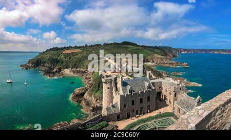 Fort-La-Latte ist eine der berühmtesten Burgen der Bretagne. Es handelt sich um eine Festung aus dem 14. Jahrhundert, die auf einer Klippe in der Baie de la Fresnaye erbaut wurde. Stockfoto