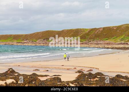 Mutter und Tochter beim Spaziergang am Slaggan Strand, Wester Ross Stockfoto