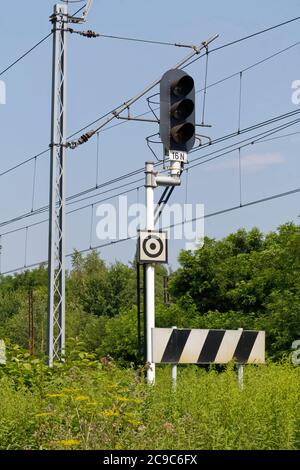 Ost-West-Fernbahnlinie durch Katoiwce Zaleze. Stockfoto