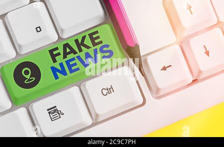 Handschrift Text Schreiben Fake News. Konzeptionelle Foto falsche Informationen veröffentlichen unter dem Deckmantel der authentischen Nachrichten verschiedene farbige Tastatur-Taste Stockfoto