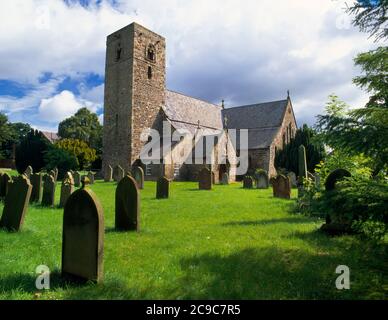 Blick nordöstlich von St Mary the Virgin Church, Ovingham, Northumberland, England, Großbritannien, mit einem Turm vor der Eroberung am W-Ende einer hauptsächlich C13. Kirche, die 1857 restauriert wurde Stockfoto