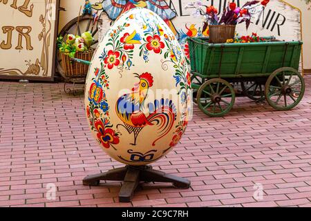 Giiant bunt bemalte traditionelle Osterei mit Hahnenteller und Blumen dekoriert, Altstadt Prag, Tschechische Republik, Europa Stockfoto