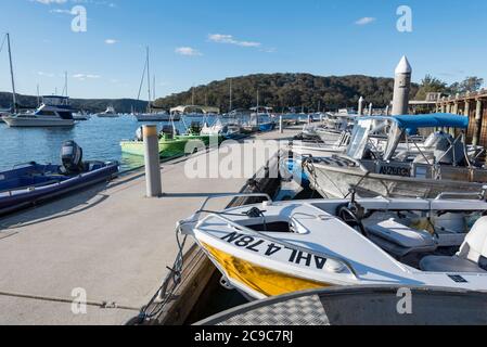 Entworfen und gebaut 2016-18 von ward Bau- und Umwelttechnik, bietet eine neue kleine Bootsmarina Anlegestellen für Bewohner und Besucher Stockfoto