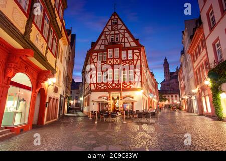 Mainz, Deutschland. Stadtbild der Mainzer Altstadt während der Dämmerung blaue Stunde. Stockfoto