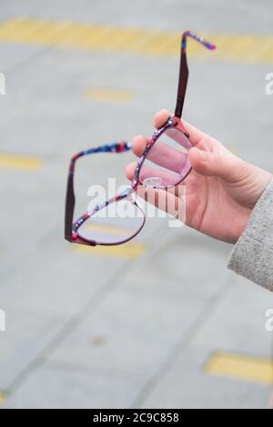 Lesebrille in der Hand der Frau. Stockfoto