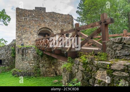 Ruinen der Burg Strecno aus Holzbrücke, Slowakei Stockfoto