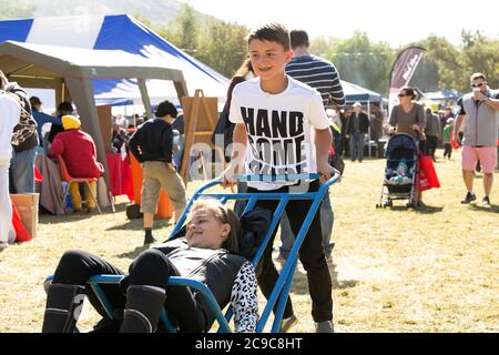 Johannesburg, Südafrika - 7. Juni 2014: Kleine Kinder haben Spaß mit einem Trolley auf dem Bauernmarkt im Freien Stockfoto