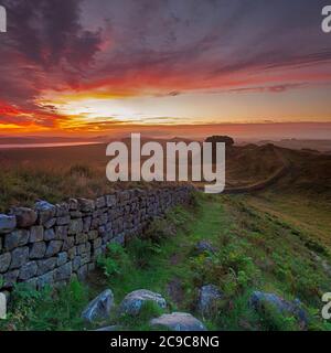 sonnenaufgang im Sommer von Cuddy's Crags on Hadrian's Wall im Northumberland National Park, Northumberland, England, Großbritannien Stockfoto