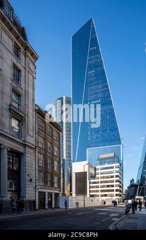 Blick Richtung Südwesten entlang der Leadenhall Street. 52 Lime Street - The Scalpel, London, Vereinigtes Königreich. Architekt: Kohn Pedersen Fox Associates (KPF), Stockfoto