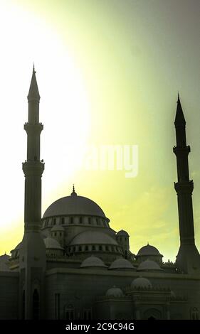 Al Noor Moschee um die Sonnenuntergangszeit, Sharjah, Al Majaz, Vereinigte Arabische Emirate. Stockfoto