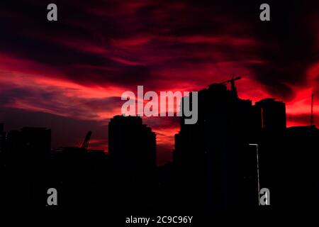 Roter Himmel um die Sonnenuntergangszeit in sharjah, vereinigte arabische emirate. Stockfoto