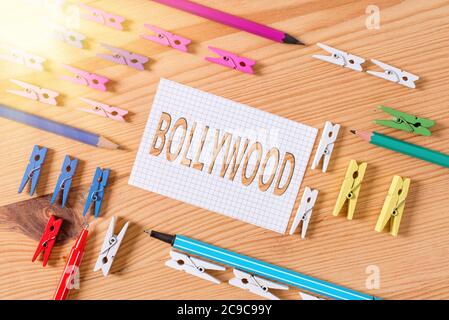 Konzeptionelle Handschrift mit Bollywood. Konzept bedeutet Hollywood, bezieht sich auf die Hindi Sprache Filmindustrie in Indien. Farbige zerknitterte Papiere wo Stockfoto