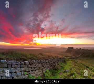 sonnenaufgang im Sommer von Cuddy's Crags on Hadrian's Wall im Northumberland National Park, Northumberland, England, Großbritannien Stockfoto