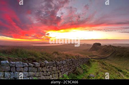 sonnenaufgang im Sommer von Cuddy's Crags on Hadrian's Wall im Northumberland National Park, Northumberland, England, Großbritannien Stockfoto