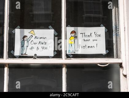 Vielen Dank NHS und Key Workers selbstgemachte Schilder in angezeigt windows covid-19 Dankesschreiben an Front-Line-Arbeiter Stockfoto