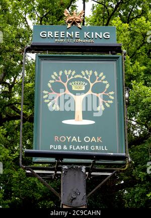 Traditionelles hängendes Pub-Schild am Royal Oak Public House, Charlton, Andover, Hampshire, England, Großbritannien Stockfoto