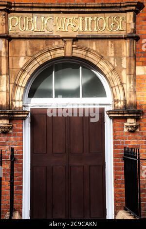 Öffentliches Waschhaus, vergoldete Beschilderung, roter Backstein, viktorianisches Gebäude, Eingang zu Kentish Stadtschwimmbädern, Stockfoto