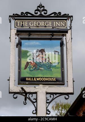 Traditionelles hängende Pub-Schild am George Inn - öffentliches Haus - St. Mary Bourne, Hampshire, England, Großbritannien Stockfoto