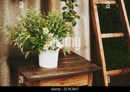 Blumen ein Holztisch Bouquet von Wildblumen und Kamillen authentischen Stil Stockfoto