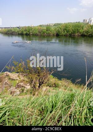 Der Fluss Dnepr und die Stadt Saporoschje. Blick von der Insel Khortyzya. Stockfoto