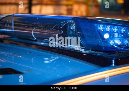 Hamburg, Deutschland. Juli 2020. Ein beschädigtes blaues Licht auf einem Kader-Auto. Quelle: Jonas Walzberg/dpa/Alamy Live News Stockfoto