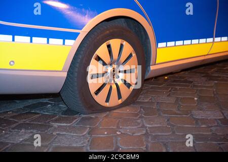 Hamburg, Deutschland. Juli 2020. Das durchbrochene Hinterrad eines Streifenwagens. Quelle: Jonas Walzberg/dpa/Alamy Live News Stockfoto