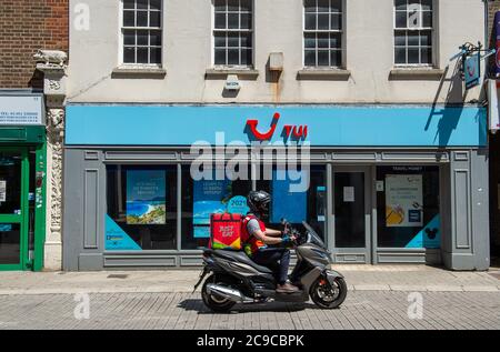 High Wycombe, Buckinghamshire, Großbritannien. Mai 2020. Der TUI Reisebüro-Shop in High Wycombe bleibt nach der Pandemie-Sperrung des Coronavirus Covid-19 vorübergehend geschlossen. Quelle: Maureen McLean/Alamy Stockfoto