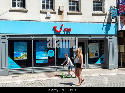 High Wycombe, Buckinghamshire, Großbritannien. Mai 2020. Der TUI Reisebüro-Shop in High Wycombe bleibt nach der Pandemie-Sperrung des Coronavirus Covid-19 vorübergehend geschlossen. Quelle: Maureen McLean/Alamy Stockfoto