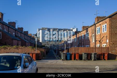 Mülltonnen an den Enden der George Leigh Street und Anita Street, Ancoats, Manchester Stockfoto