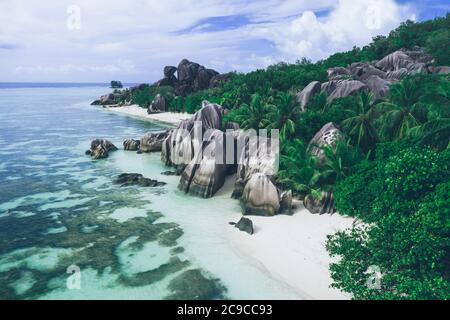 Insel 'La digue' auf den Seychellen. Silberner Strand mit Granitstein und Dschungel. Luftaufnahme mit mavic2 Stockfoto
